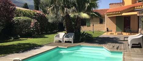 Piscine et façade côté jardin