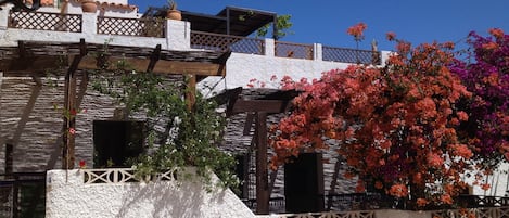 Maison individuelle dominant le village avec ses 2 superbes terrasses.