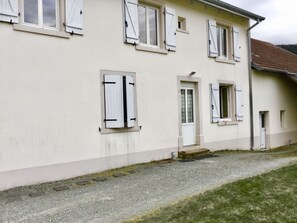 Entrée indépendante à l'arrière de la maison.