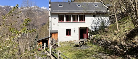 Façade sud du Chalet Hount Gaye
Espace jardin sur montagnes environnantes