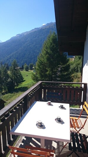 La montagne l'été = des repas dehors avec vue la montagne !!