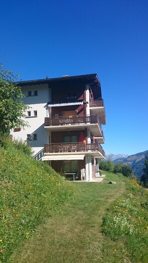 Le chalet est au 3ème et dernier étage, paisible dans un beau bâtiment !