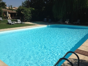 La grande piscine (13*7)  en face de votre gîte. sécurisée par une cloture