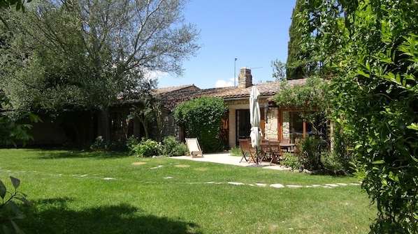 Votre gîte "La Rivière". 130 m2 et terrasse privative dans un parc d'un hectare.