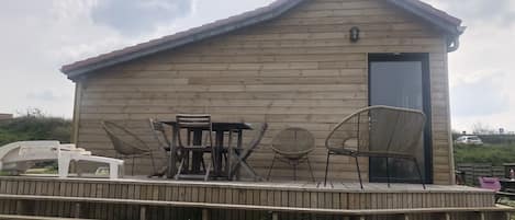 Maison et grande terrasse en bois 