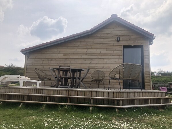 Maison et grande terrasse en bois 