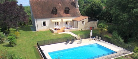 Façade sud, terrasse, piscine, vue sur la forêt