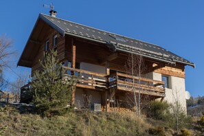 Chalet vu du terrain de 2500 m2 arboré