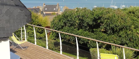 La grande terrasse exposée sud pleine vue mer