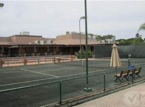 20+ lighted clay tennis courts