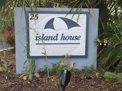 Updated Island House 2 Bdrm/2Bath, pool, Walk To Beach, shops and Dining 