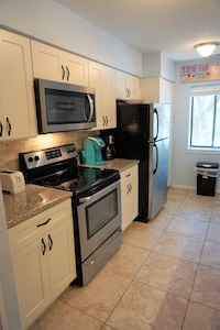 Updated Island House 2 Bdrm/2Bath, pool, Walk To Beach, shops and Dining 