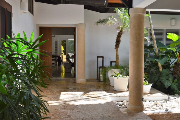 entrance
