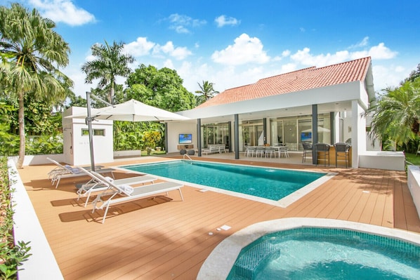 Villa Vivero 13: Newly renovated w/ pool, Jacuzzi, cook, housekeeper & golf cart
