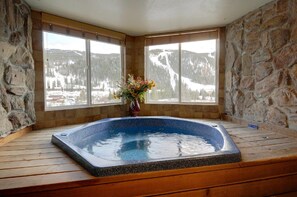 Cinnamon Ridge 3BR/3 Bath in the Keystone Ski Area. Private hot tub in the unit.