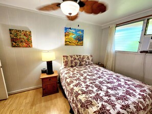 Queen bed, ceiling fan, Window AC