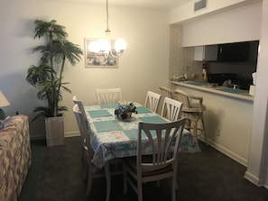 Dining Area - Seats 6