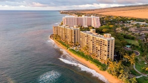 The Mahana on Kaanapali Beach ~ 100% oceanfront, air conditioning & full kitchen