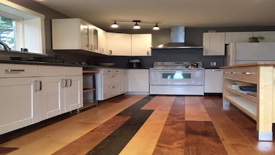 Bright and Spacious Suite in Desirable Comox Peninsula-Short Term or Vacation