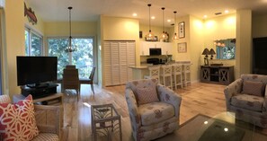 Looking back at the dining area, kitchen w/ bar