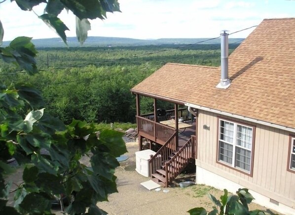 Side view of the house! Beautiful mountain view!