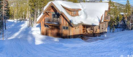 Powder Ridge Manitou 1, Exterior