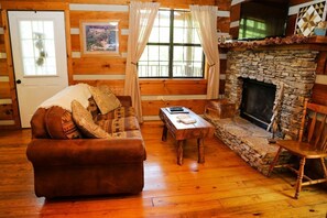 Living room w/ Cable TV/DVD, WIFI, & gas fireplace (available Oct through Apr)