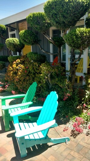 Front patio. Plenty of seating and picnic table