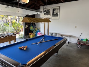 Game Room / Garage: Foosball, vintage shuffleboard, billard / pool table! Fun!!
