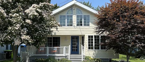 Spacious and charming house in the classic beach cottage style.
