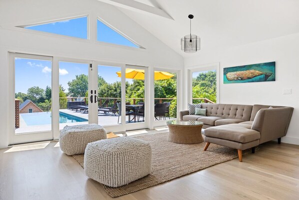 Livingroom with stunning ocean views. 