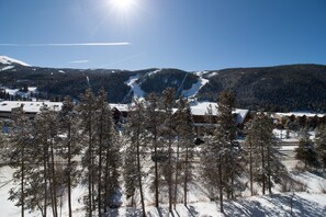 SKI SLOPE AND MTN VIEWS OUT YOUR BEDROOM