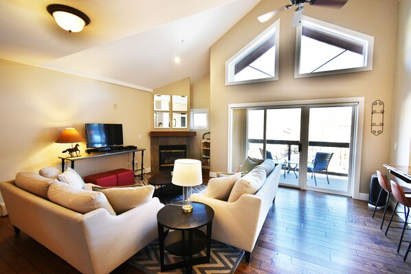 HUGE VAULTED CEILINGS, 2 STORY WINDOW WITH MOUNTAIN VIEWS