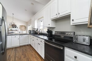 Open kitchen with 6 barstools!