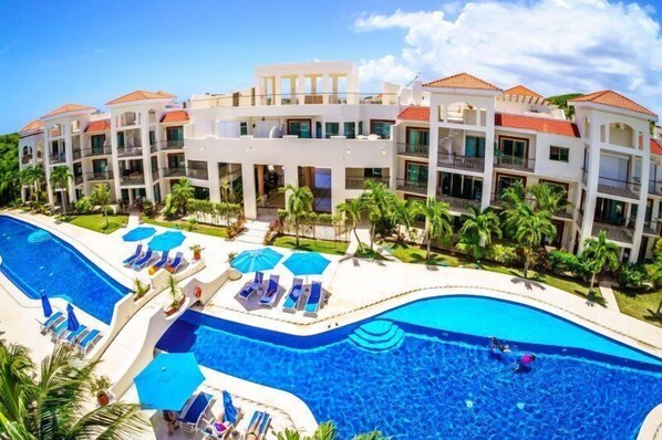 Beautiful Common Areas!
Green views, peaceful landscapes. Large pool, Enjoy!