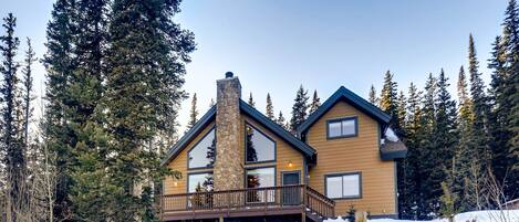 Willow Creek is an adorable vacation home that sits atop a mountain overlooking Silverheels Peak.