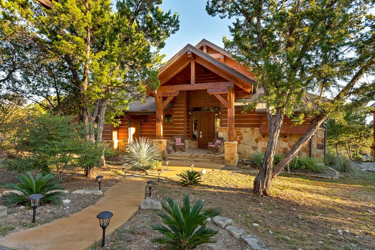 Awesome Cottage in The Hollows Resort, Hiking Trails, 4 Pools, Hill Country View!
