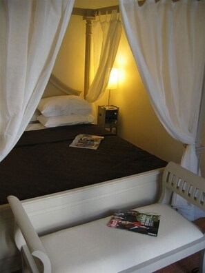 A Master Bed Napoleon would have been lost in.