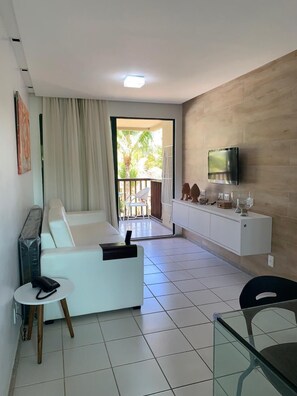 Sala de estar com sofá cama, smart TV, ar condicionado split 12 mil btus