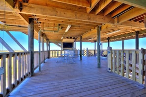 Entertainment Deck 