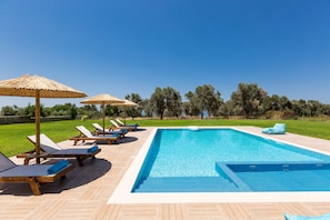 The private swimming pool covers 65 m2!