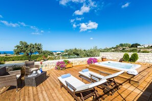 Jacuzzi area and sea view!