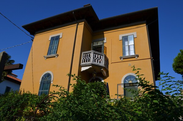 facciata della villa - appartamento B con balcone