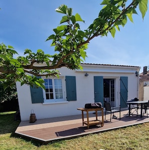 Terrasse exposée sud abritée d'un store banne