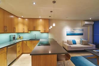 Maui Modern North Shore Beach Condo - Walk to Mamas Fish House! AC, Fast WiFi