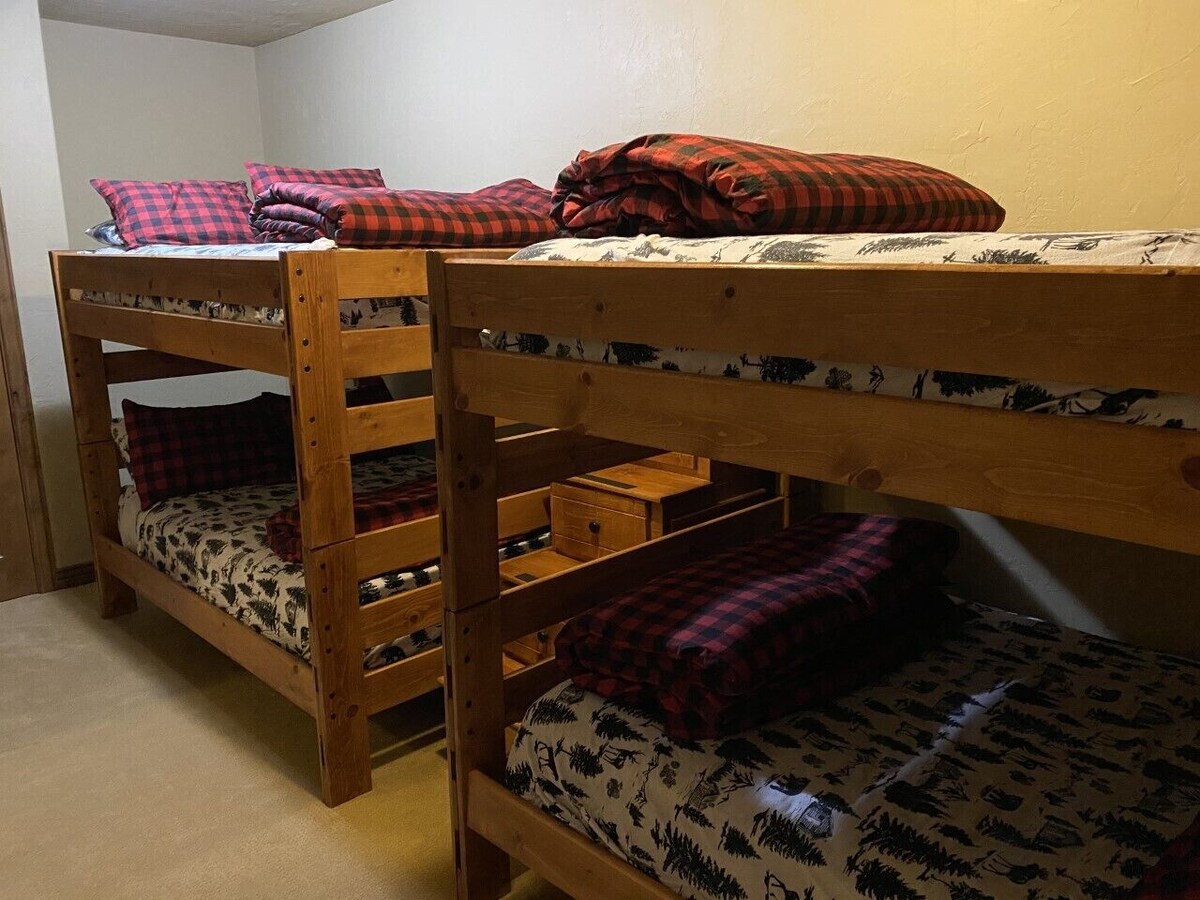 Elk Court Luxury Mountain Retreat, Sleeps up to 16 people