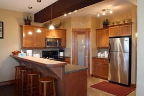 Fully equiped kitchen with heater floors and eating bar for 4 people