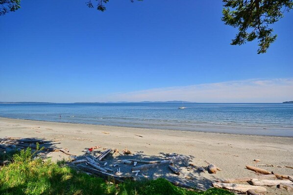 Cordova Bay Beach 300 meters from suite
