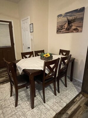 Dining Room seating for 6 people