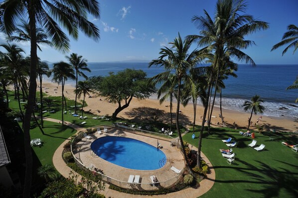 Forever views, phenomenal sunsets, beach is at your feet